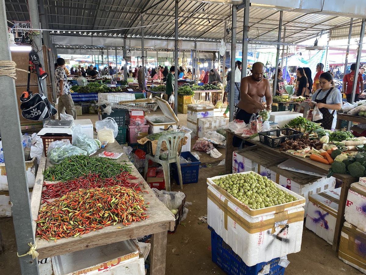 Klong Haeng Saturday Market photo 2