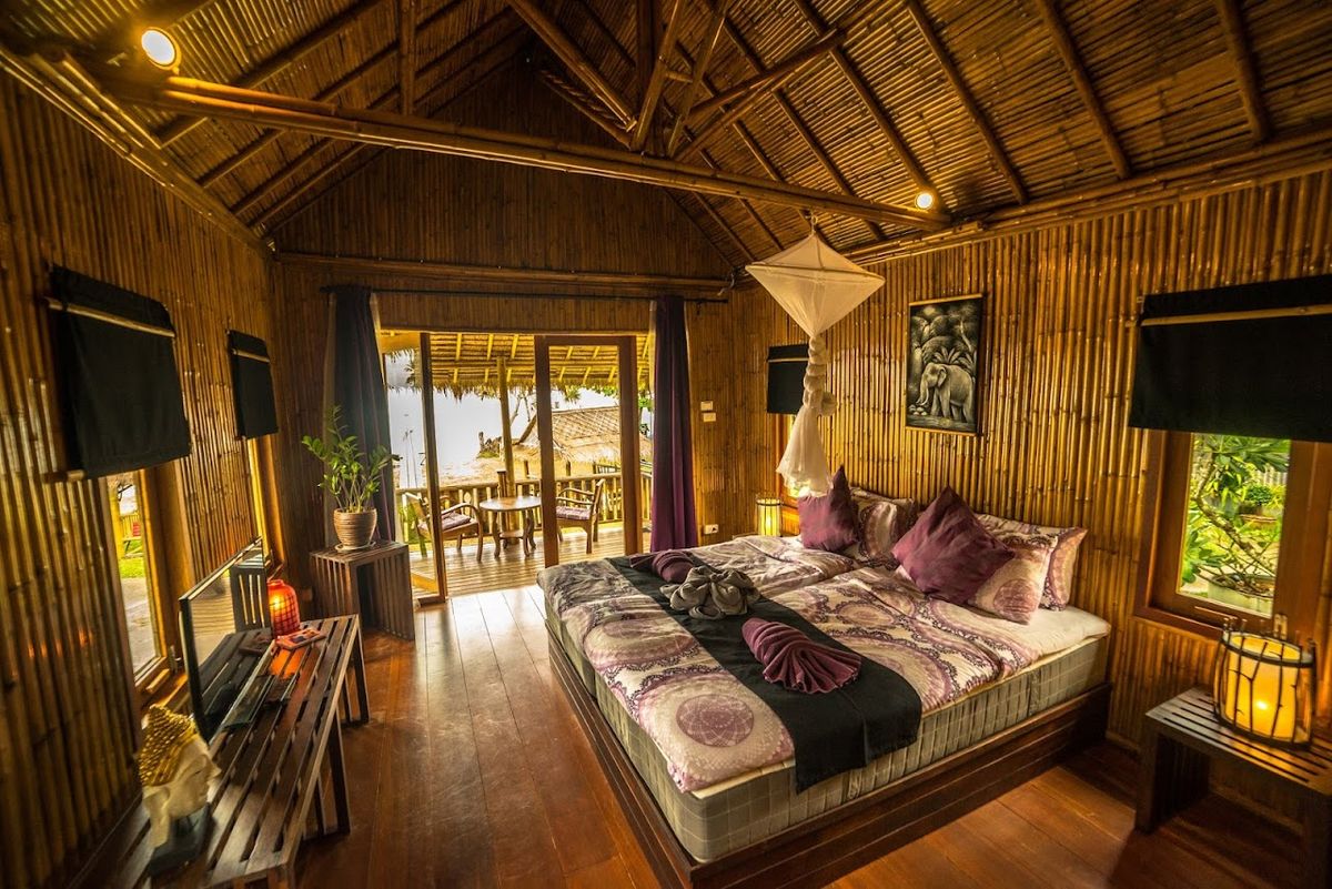Lanta Lazy Days Bungalows pool and grounds in Ao Nam Mao