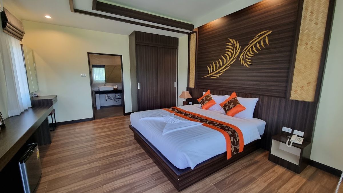 Palm Kiri Resort pool and grounds in Ao Nam Mao